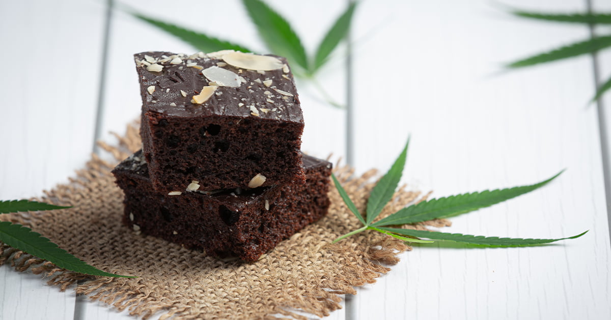 Pamiętajcie, że zawsze podczas spożywania dań z marihuaną należy zachować bardzo dużą ostrożność. Konsumpcja edibles, takich jak ciasteczka czy brownie z dodatkiem konopi indyjskich, może mieć silniejsze działanie psychoaktywne niż tradycyjne palenie lub waporyzacja.