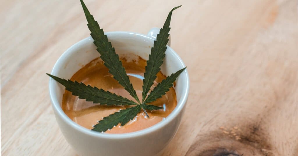 Ekstrakty konopne powstałe na edibles można dodać do kawy podobnie jak śmietankę czy syrop. <yoastmark class=