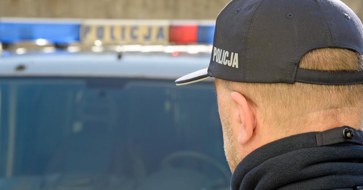 policjant zatrzymujący mężczyznę za to że pędził bimber i uprawiał konopie