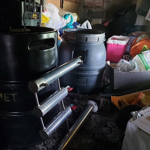 beczki w których mężczyzna trzymał bimber