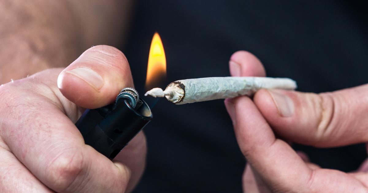 w taki sposób mężczyzna odpalał jointa