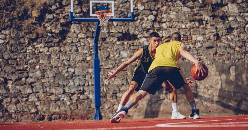 koszykarze nba grający na boisku