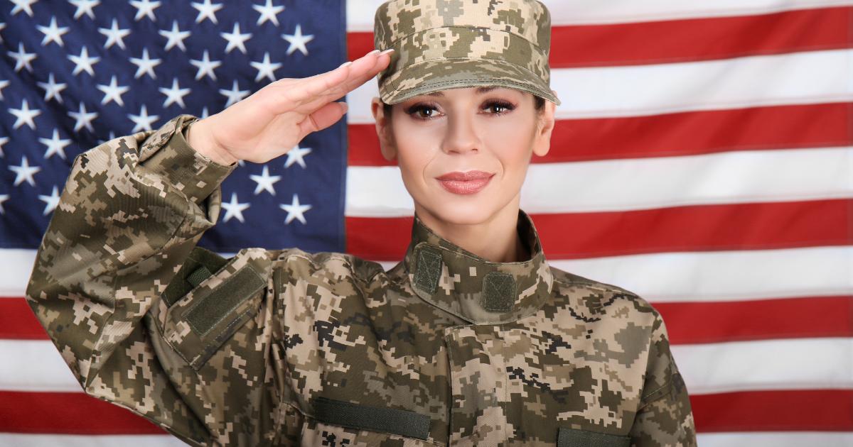 żołnierze z flagą usa