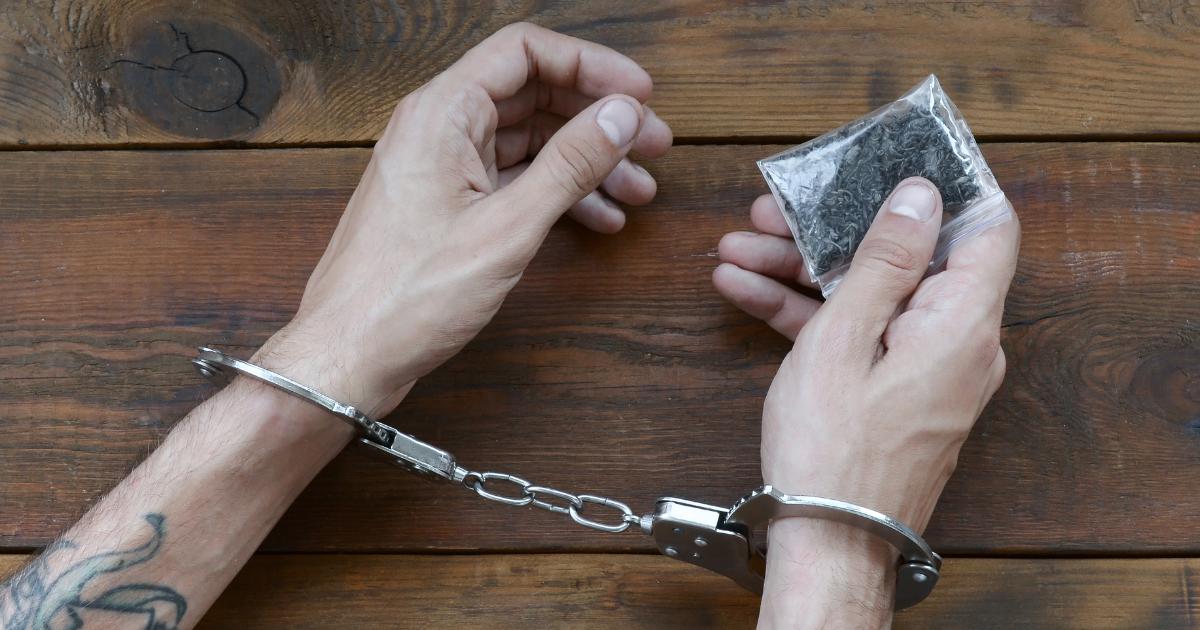 ręce w kajdankach i marihuana