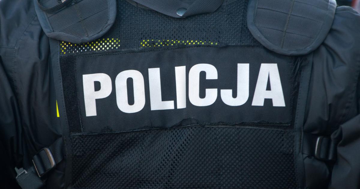 policja, która przyjechała po kobietę, która uprawiała zioło