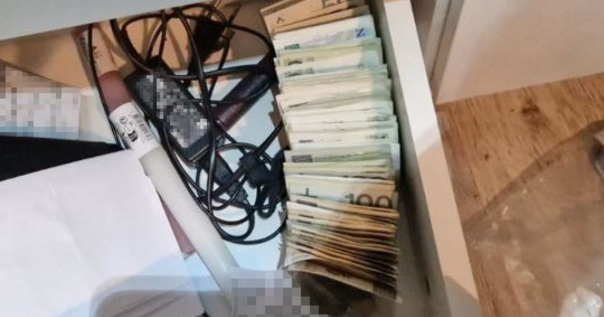 pieniądze w szafce
