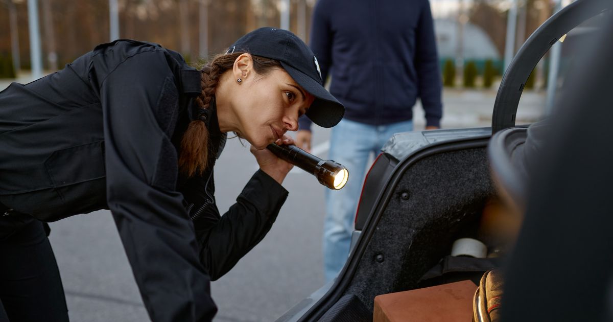 policjantka przeszukująca samochód